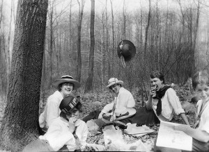 Picnic in the woods 1, ca. 1917 by an unknown photographer. College students in Lakewood, NJ. Added on Flickr by Richard, CC BY 2.0.